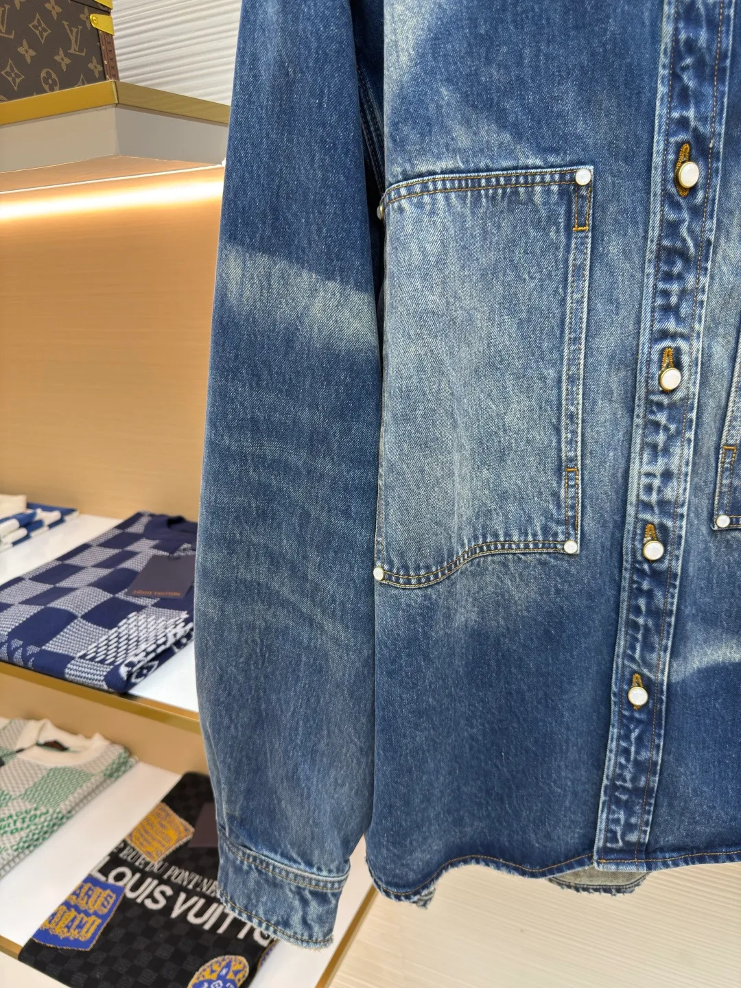 LOUIS VUITTON sun-faded denim jacket ●Authentic product: purchased and developed for 18700 ●Item number: 1680026-B85 ●Material: denim denim ●Technology: sun-faded ●Version: fitted version ●Size: 46-48-50-52 ●Weight: about 1250g ●Description: Classic blue, distressed and faded, full of retro tones, like something out of a 90s fashion magazine. Wear it, casual and comfortable, full of relaxation, and easily create a fashionable atmosphere. The fabric is soft and elastic, allowing you to move freely while wearing it, and it will carry the wind when you walk. The three-dimensional tailoring fits the shape of the legs, hides the flesh and makes the legs straight, and can be controlled by both pear-shaped and rectangular figures. The overall wiring is straight and delicate, the fabric is comfortable and soft, and the color is consistent without color difference. It can be matched with the same style to create a fashionable look and control various occasions. Customized accessories, complete with three standards, same style for men and women!